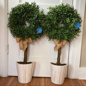 Set of 2 decorative trees/wreaths